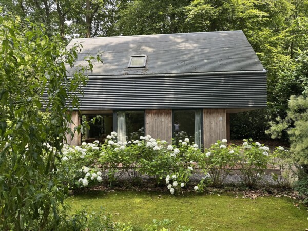 Ruime tuin van vakantiewoning Dorth31